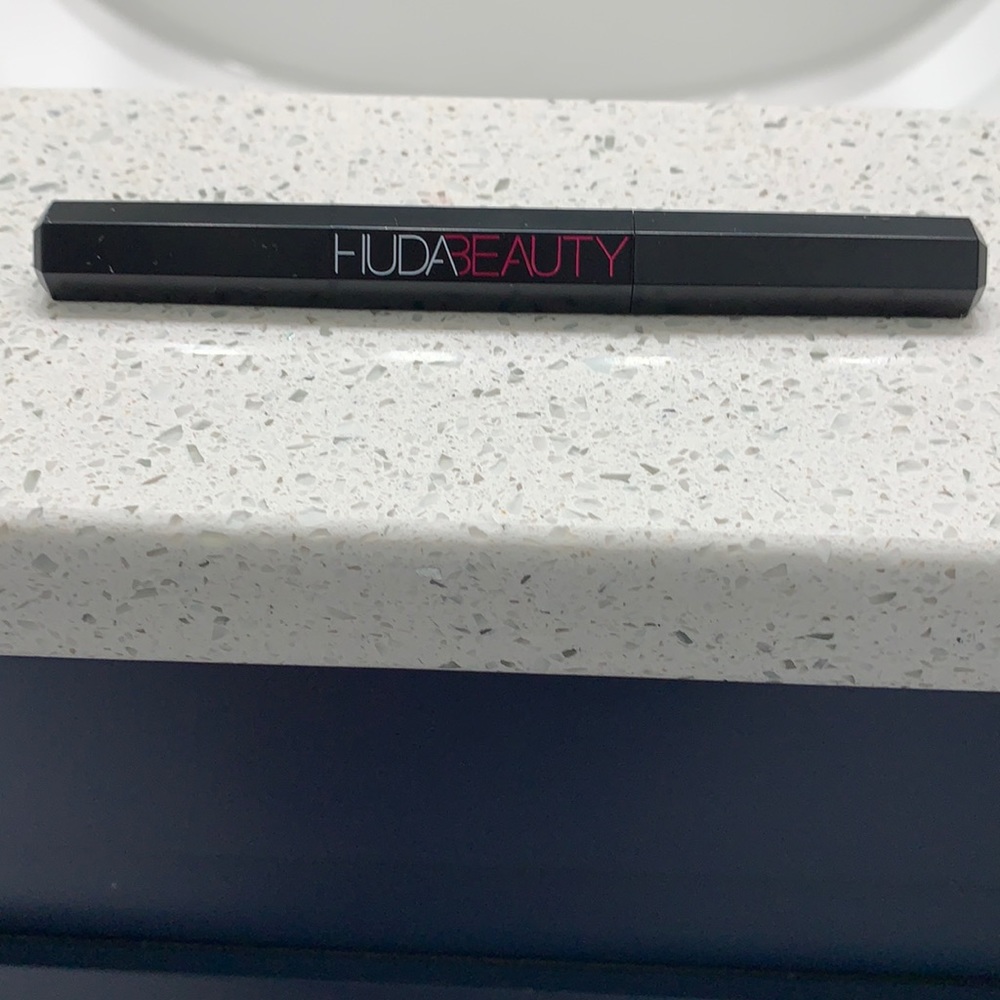 Huda Beauty eyeliner duo